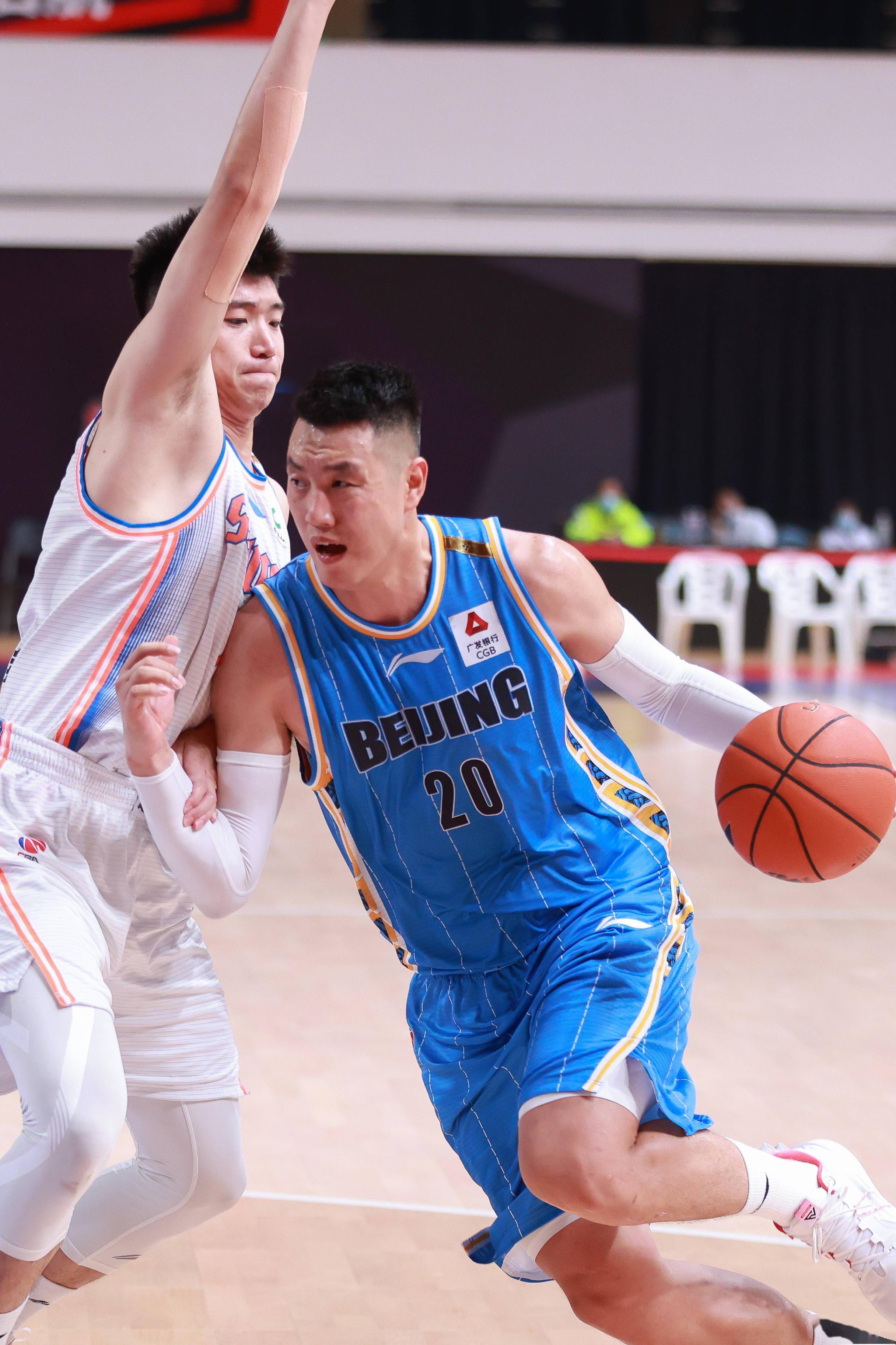 在攻防两端 在攻防两端